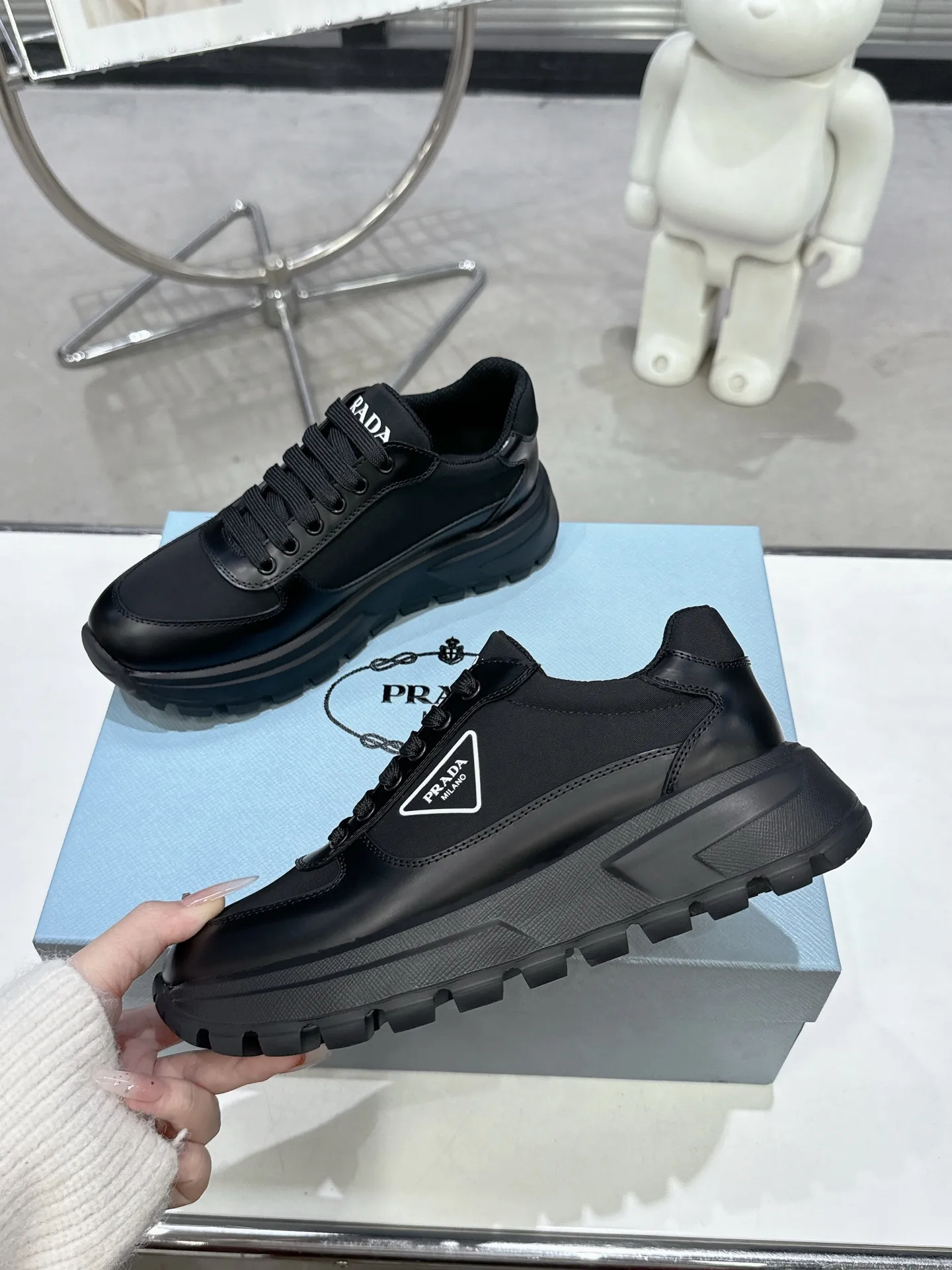 👟👟Ex-factory price 600👟👟 PRADA ²⁰²5𝐬𝐬Prada’s new product comes with strength! ❣️Many Internet celebrities have the same style, fashionable and versatile nice items, original shoes are developed and purchased from Italian counters, and are reproduced 1:1 according to the original taste. This year’s theme is not to be defined, embodying texture through simplicity💛From thick-soled sneakers to zigzag short boots to 2024 flat shoes, everything reveals a sure-fire momentum...combining gentleness and handsomeness, the finishing touch for women❤️ The top-grade open-edge beaded cowhide with imported cowhide triangle logo is consistent with the original version, the wear-resistant and ultra-light two-color outsole, and the sheepskin lining are breathable and comfortable. ⚛Size: Women's 35-40 ⚛Size: Men's 39-45 Original packaging accessories. ⚛